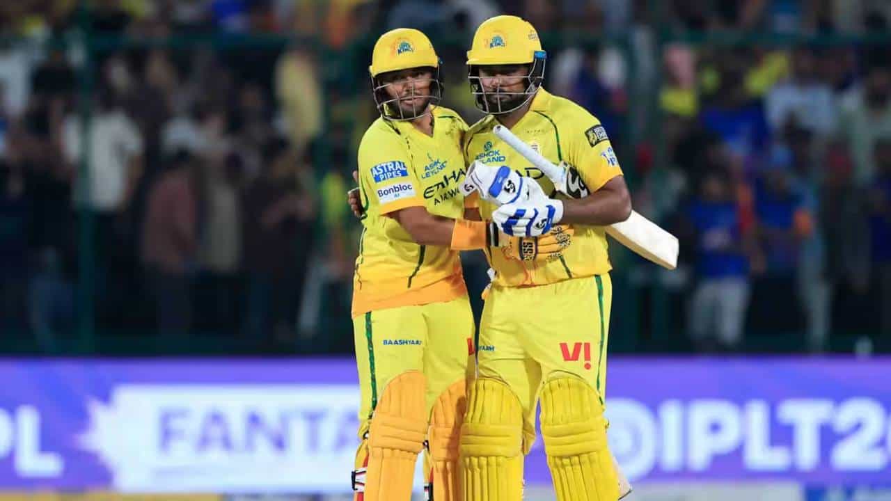 आयपीएल 2026 स्पर्धेच्चा 48व्या सामन्यात चेन्नई सुपर किंग्सने दिल्ली कॅपिटल्सचा धुव्वा उडवला. या विजयानंतर चेन्नई सुपर किंग्सच्या प्लेऑफच्या आशा पुन्हा एकदा पल्लवीत झाल्या आहे. आता चार सामन्यांचा खेळ शिल्लक असून प्लेऑफचं गणित जुळवून आणण्यास सोप गणित आहे. (Photo: BCCI/IPL)