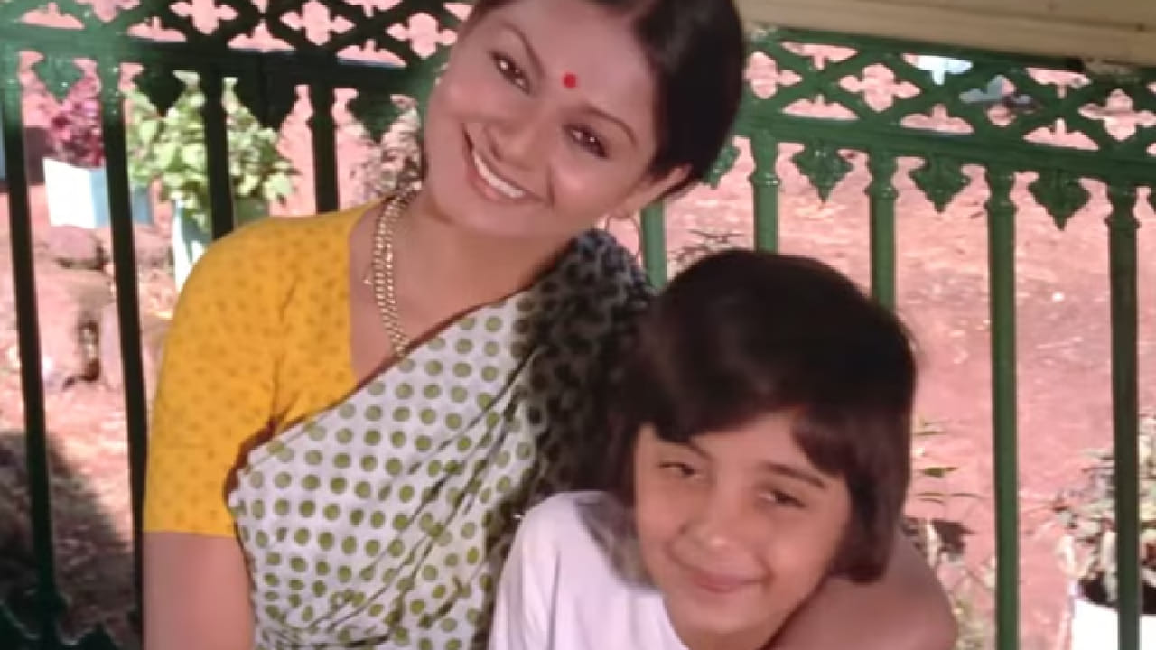 Gori Tera Gaon Bada Pyara हे गाणं 1976 मध्ये प्रदर्शित झालेल्या चितचोर या चित्रपटातील आहे. गाण्यात गावाचं सौंदर्य, निसर्ग आणि साधं आयुष्य अतिशय सुंदरपणे दाखवण्यात आलं आहे. दृश्य इतकी नैसर्गिक वाटतात की पाहणारा स्वतःला त्या वातावरणात हरवून बसतो.