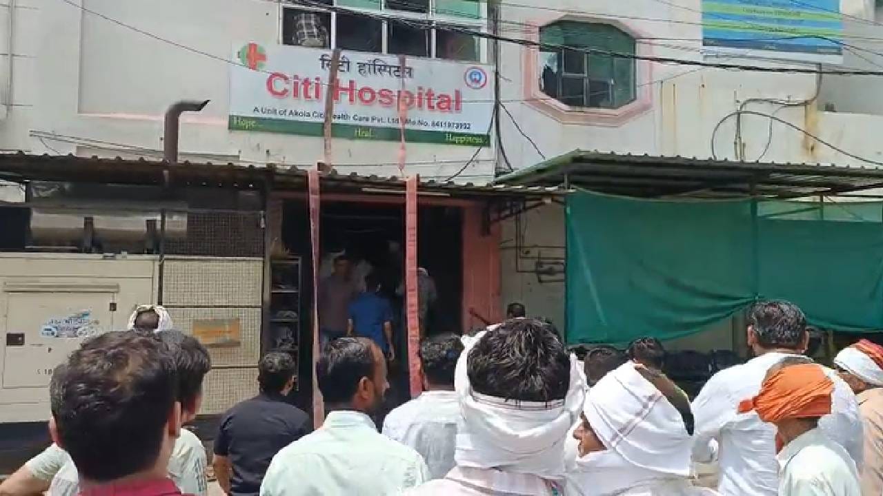 नागरिकांनी तातडीने अग्निशमन दलाला फोन केला. घटनेची माहिती मिळताच अग्निशमन दल घटनास्थळी दाखल झाले असून आग विझवण्यासाठी युद्धपातळीवर प्रयत्न सुरू आहेत.