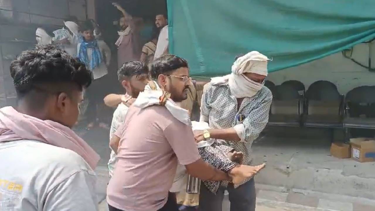 अचानक आग लागल्यामुळे भीतीचे वातावरण पाहायला मिळत आहे.