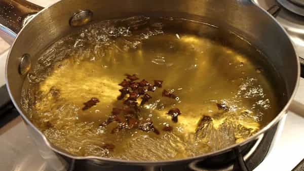 रात्री झोपण्यापूर्वी एक विशेष मसाल्याचे पाणी प्यायल्याने तुमच्या शरीराला किती फायदे मिळू शकतात? अनेक लोकांना रात्री पोट फुगणे आणि गॅस होणे यांसारख्या पचनाच्या समस्यांचा त्रास होतो. जर तुम्हालाही अशा समस्या असतील, तर लवंगाचे पाणी प्यायल्याने तुमच्या पचनक्रियेत मोठा फरक पडू शकतो. '