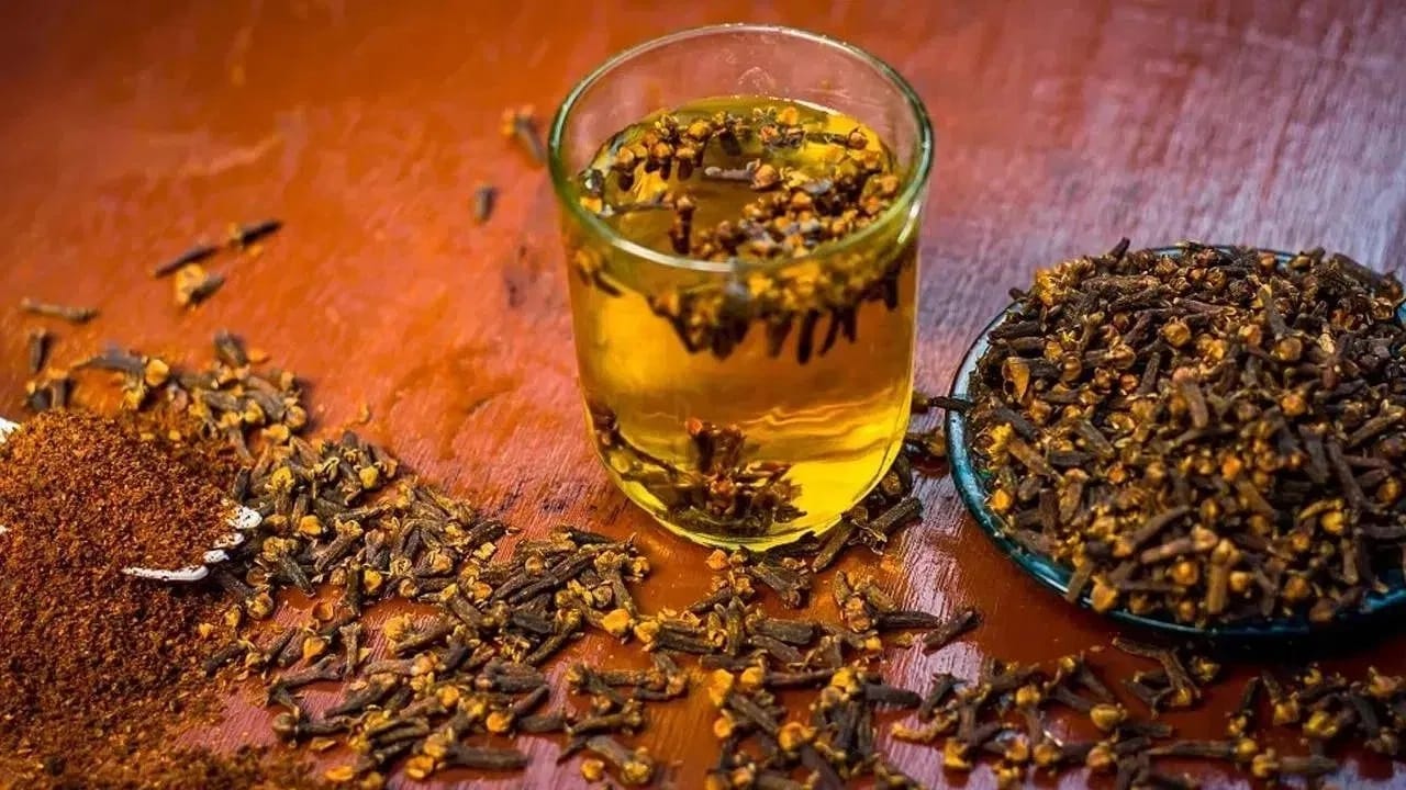 दुसरे म्हणजे, झोपताना लवंगाचे पाणी प्यायल्याने तुमची प्रतिकारशक्ती वाढण्यास मदत होऊ शकते.लवंगामध्ये असलेल्या 'युजेनॉल' या घटकामुळे तोंडाच्या आरोग्यासाठीही त्याचे प्रचंड फायदे आहेत.