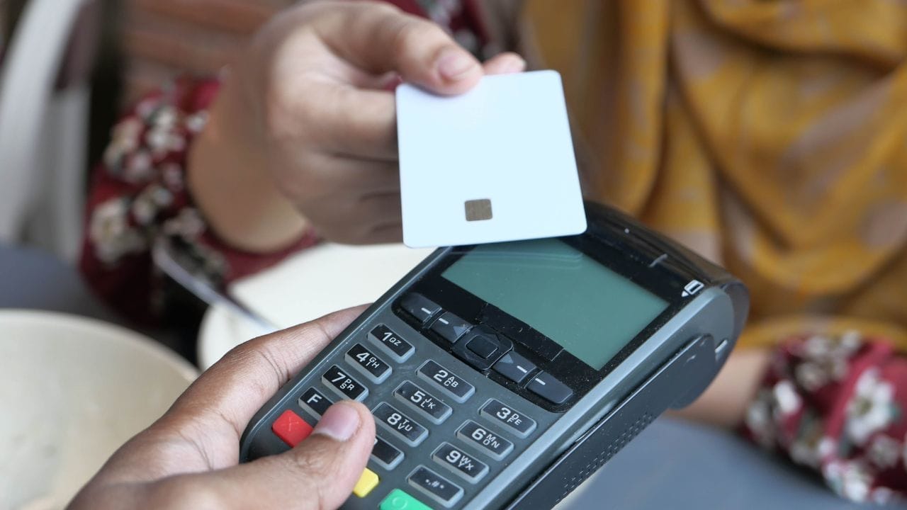 अपमानस्पद भाषा किंवा धमकावण्याचा प्रकार केल्यास संबंधित बँकेवर कारवाई होऊ शकते. कुटुंबातील सदस्यांनी कर्ज करारावर सही केलेली नसेल, तर त्यांच्याकडून वसुली करणे बेकायदेशीर ठरते.