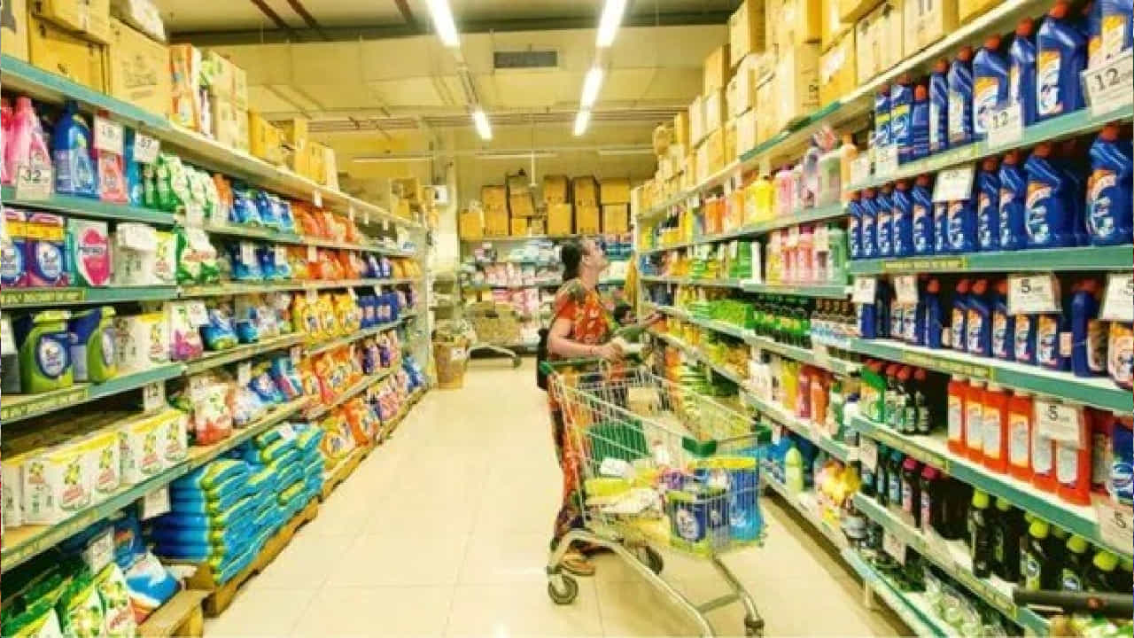सध्या देशभरात DMart मध्ये खरेदी करण्याचा ट्रेंड मोठ्या प्रमाणात वाढला आहे. परवडणाऱ्या दरात घरगुती वस्तू, किराणा सामान, कपडे आणि इतर दैनंदिन गरजेच्या वस्तू एकाच ठिकाणी मिळत असल्याने ग्राहकांचा ओढा दिवसेंदिवस वाढताना दिसतो.