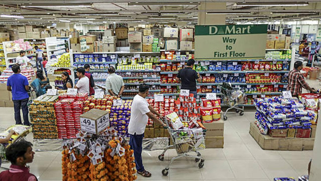 शैक्षणिक पात्रतेनुसार दहावी, बारावी उत्तीर्ण तसेच पदवीधर महिलांसाठी विविध पदे उपलब्ध आहेत. कॅशियर, सेल्स असोसिएट, स्टोअर हेल्पर यांसारख्या पदांसाठी मोठ्या प्रमाणात भरती केली जात असते.