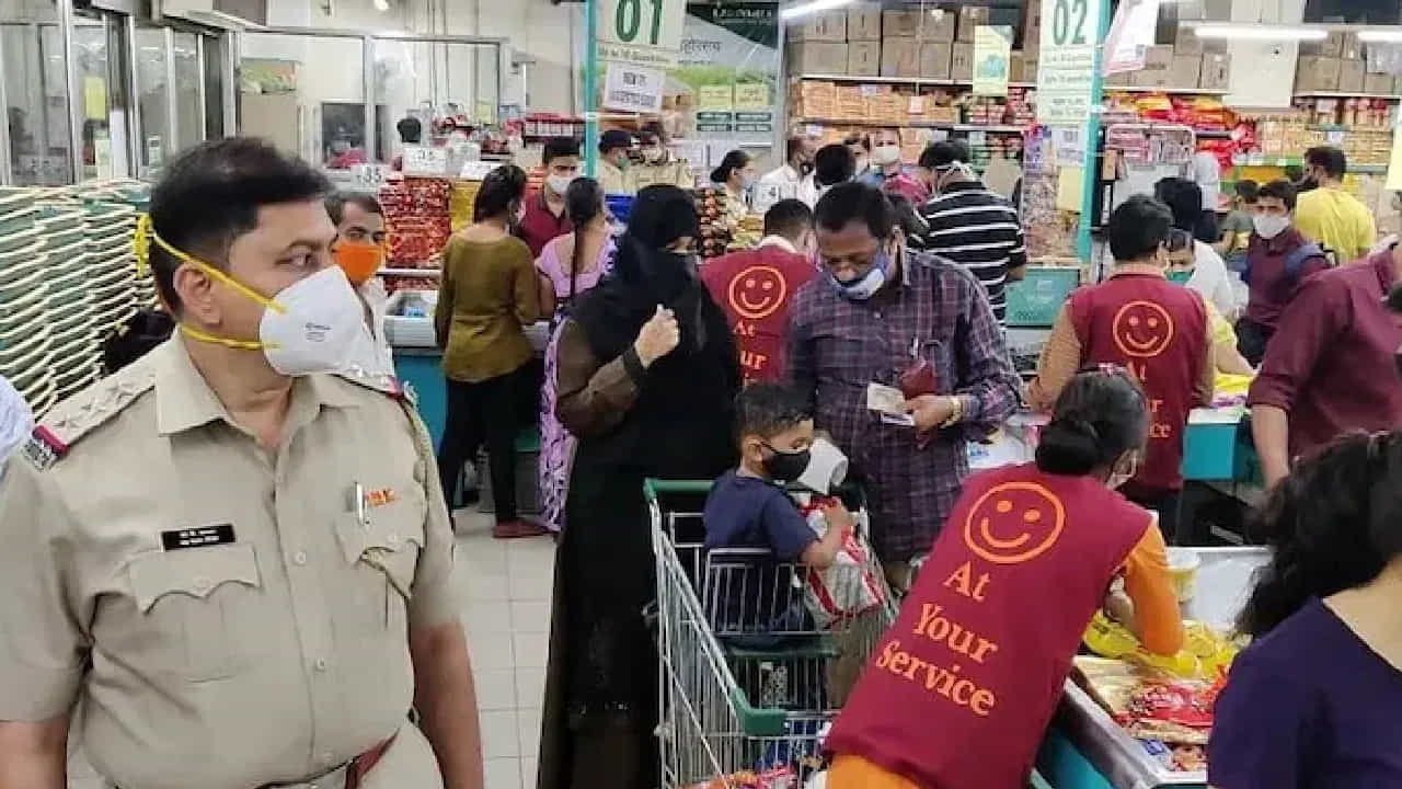 सध्या मोठ्या प्रमाणात डी-मार्टचे स्टोअर तयार होताना दिसत आहेत. अशातच आता त्यामध्ये नोकरीची देखील मोठी संधी आहे. यासाठी महिलांना मोठ्या प्रमाणात प्राधान्य दिलं जात. पण तुम्हाला माहिती आहे का की, डी-मार्टमध्ये नोकरी करण्यासाठी महिलांचे वय किती लागते? जाणून घ्या सविस्तर