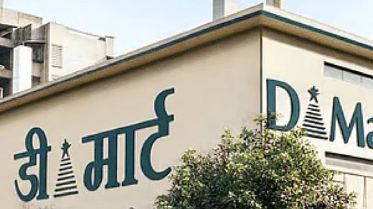 तसेच, पालेभाज्या किंवा लवकर खराब होणाऱ्या भाज्या डीमार्टमध्ये सहसा उपलब्ध नसतात. पालक, मेथी, कोथिंबीर यांसारख्या भाज्या कमी कालावधीत खराब होतात. त्यामुळे त्यांची गुणवत्ता टिकवणे आणि मोठ्या प्रमाणात साठवणूक करणे कठीण जाते. म्हणूनच डीमार्ट या प्रकारच्या वस्तूंपासून दूर राहतो.