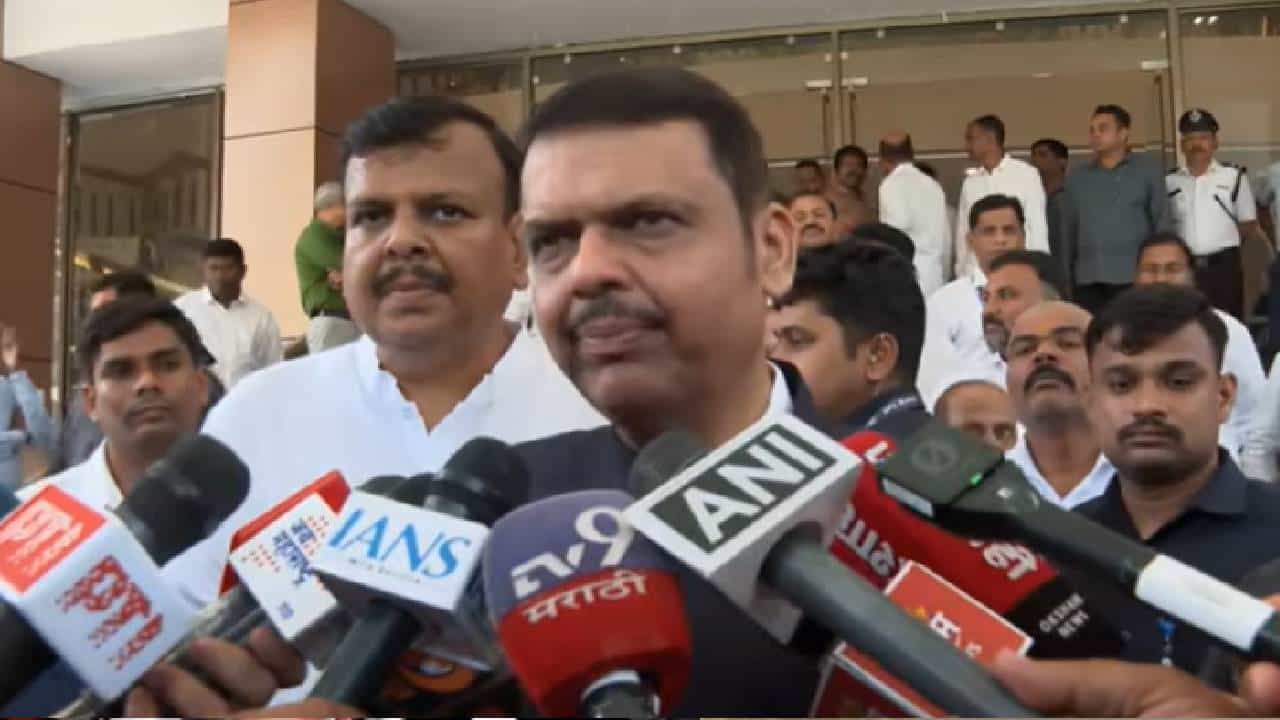 Devendra Fadnavis : मी त्यांना बिनडोकच म्हणीन, मोदींच्या परदेश दौऱ्यासंदर्भातील प्रश्नावर देवेंद्र फडणवीस यांचं थेट उत्तर
