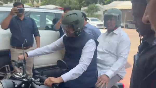 Devendra Fadnavis on Bike in Vidhan Bhavan: पंतप्रधान नरेंद्र मोदी यांनी देशवासियांना इंधन बचतीचे आवाहन केले आहे. पेट्रोल आणि डिझेलची बचत करा असे आवाहन त्यांनी केले. सत्ताधाऱ्यांनी त्याला प्रतिसाद दिला आहे. आज मुख्यमंत्री देवेंद्र फडणवीस विधानभवनात बाईकने आले.