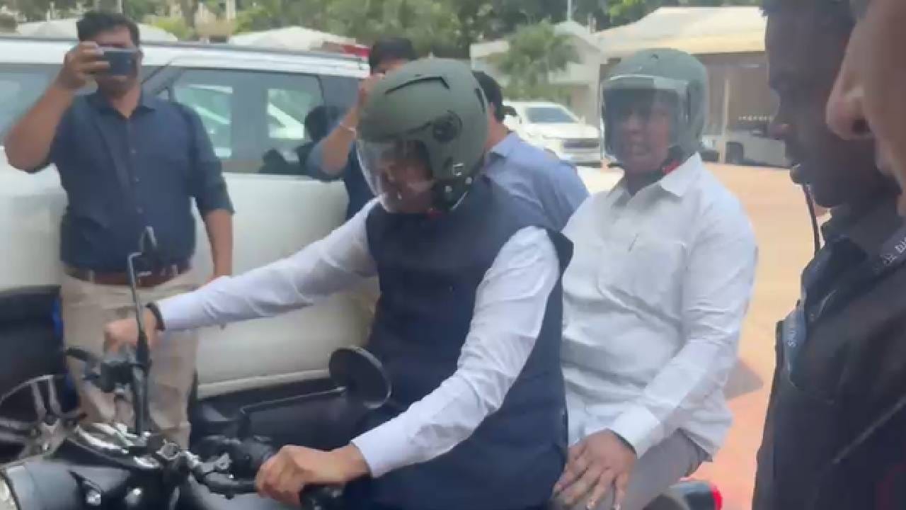 Devendra Fadnavis on Bike in Vidhan Bhavan: पंतप्रधान नरेंद्र मोदी यांनी देशवासियांना इंधन बचतीचे आवाहन केले आहे. पेट्रोल आणि डिझेलची बचत करा असे आवाहन त्यांनी केले. सत्ताधाऱ्यांनी त्याला प्रतिसाद दिला आहे. आज मुख्यमंत्री देवेंद्र फडणवीस विधानभवनात बाईकने आले.
