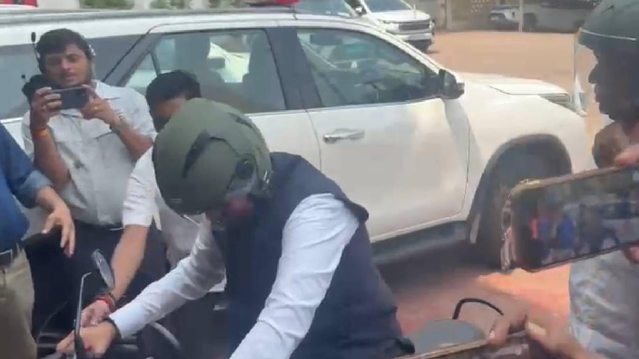 बुधवारी इंधन आणि परकीय चलन बचतीसाठी मुख्यमंत्र्यांनी कॅबिनेट बैठकीत मोठे निर्णय घेतले. त्यासाठी दोन उच्चस्तरीय बैठका घेण्यात आल्या. या बैठकीत मुख्यमंत्री फडणवीस यांनी उपाय योजनांचा आढावा घेतला. त्यानुसार, मुख्यमंत्र्यांसह सर्व मंत्र्यांच्या ताफ्यातील वाहनांची संख्या अर्ध्यावर आणण्यात आली.