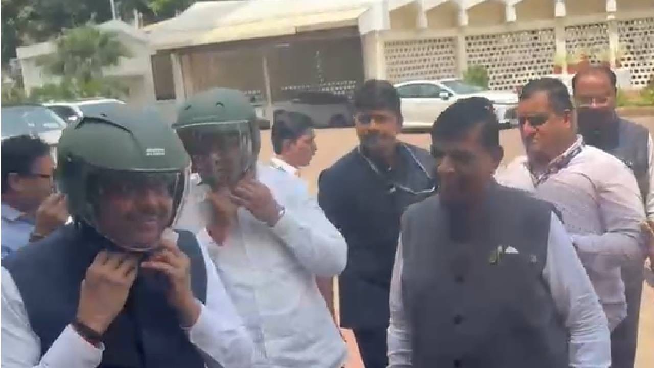 उपमुख्यमंत्री एकनाथ शिंदे यांनीही इलेक्ट्रिक वाहनांचा वापर सुरू केला आहे. तर मंत्रिमंडळातील इतर नेत्यांची वाहनंही पेट्रोल-डिझेलवरून इलेक्ट्रिक वाहनांवर शिफ्ट झाली आहेत. काही ठिकाणी सार्वजनिक वाहतूक व्यवस्थेचा वापर करण्यात येत आहे. काल मंत्री अतुल सावे हे तर मंत्रालयात पायी चालत आल्याने चर्चा रंगली.