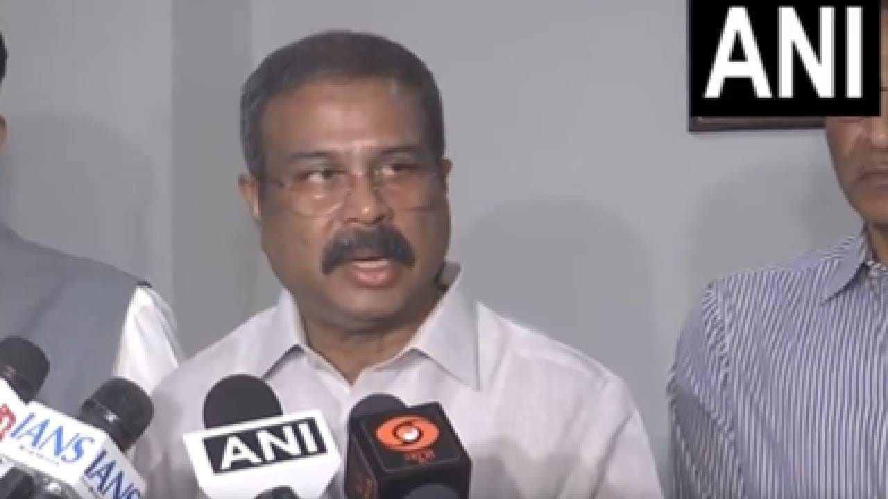 सीबीएसई इयत्ता 12वीच्या विद्यार्थ्यांना मोठा दिलासा, केंद्रीय शिक्षण मंत्र्यांची घोषणा काय ? सीबीएसई इयत्ता 12वीच्या विद्यार्थ्यांना मोठा दिलासा, केंद्रीय शिक्षण मंत्र्यांची घोषणा काय ?