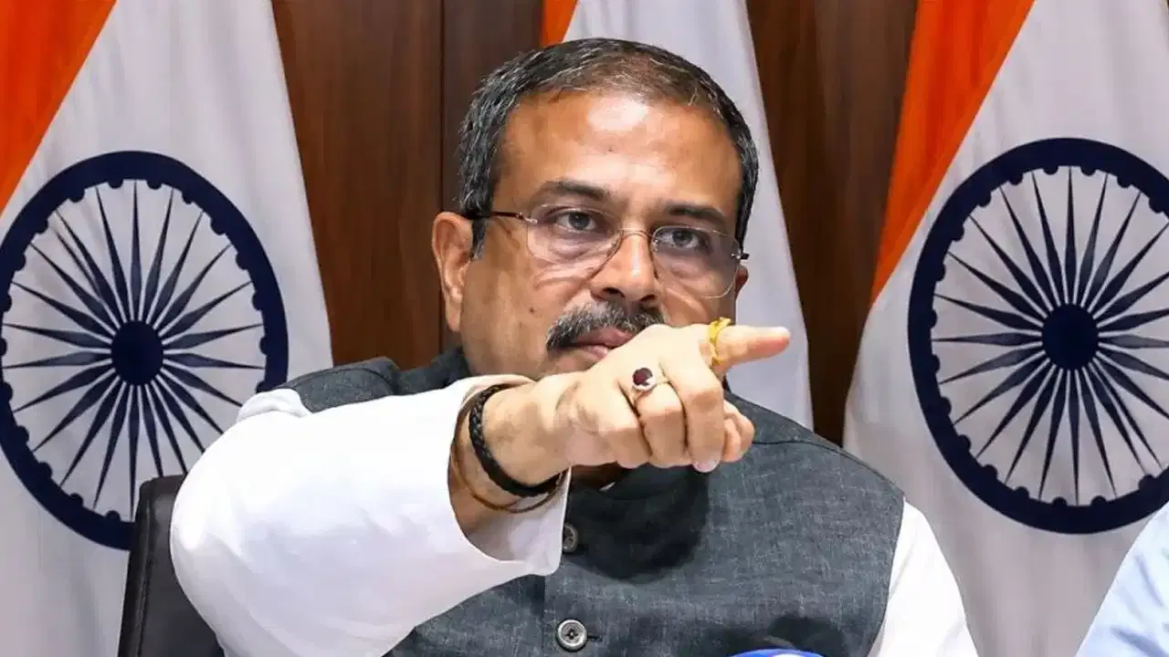 तांत्रिक बिघाडामुळे विद्यार्थी हैराण, आता IIT मद्रास आणि कानपूर CBSE ला मदत करणार, धर्मेंद्र प्रधान यांचे निर्देश तांत्रिक बिघाडामुळे विद्यार्थी हैराण, आता IIT मद्रास आणि कानपूर CBSE ला मदत करणार, धर्मेंद्र प्रधान यांचे निर्देश