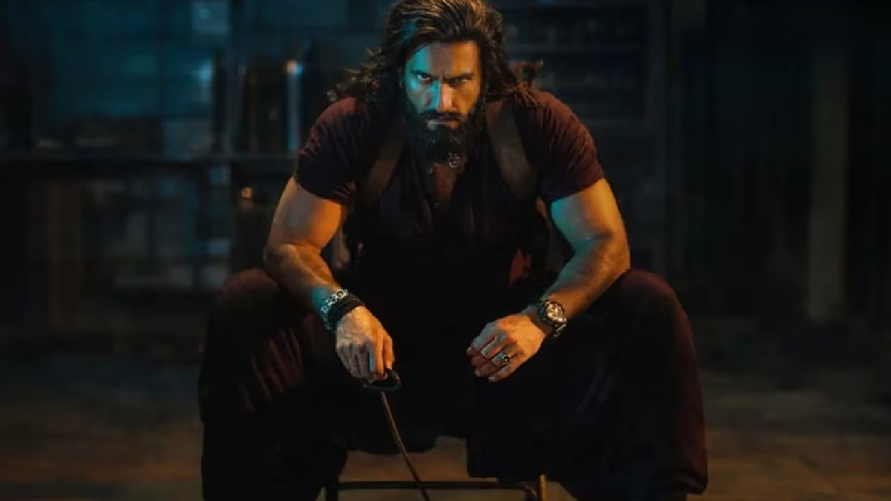 मिळालेल्या माहितीनुसार, ‘धुरंधर’चा वर्ल्ड टेलिव्हिजन प्रीमियर 30 मे रोजी होणार आहे. हा चित्रपट संध्याकाळी 7 वाजता स्टार गोल्ड, स्टार गोल्ड 2 आणि कलर्स सिनेप्लेक्स या वाहिन्यांवर प्रसारित केला जाणार आहे. त्यामुळे प्रेक्षकांना थिएटर किंवा ओटीटीशिवाय आता टीव्हीवरही हा ब्लॉकबस्टर चित्रपट पाहता येणार आहे.