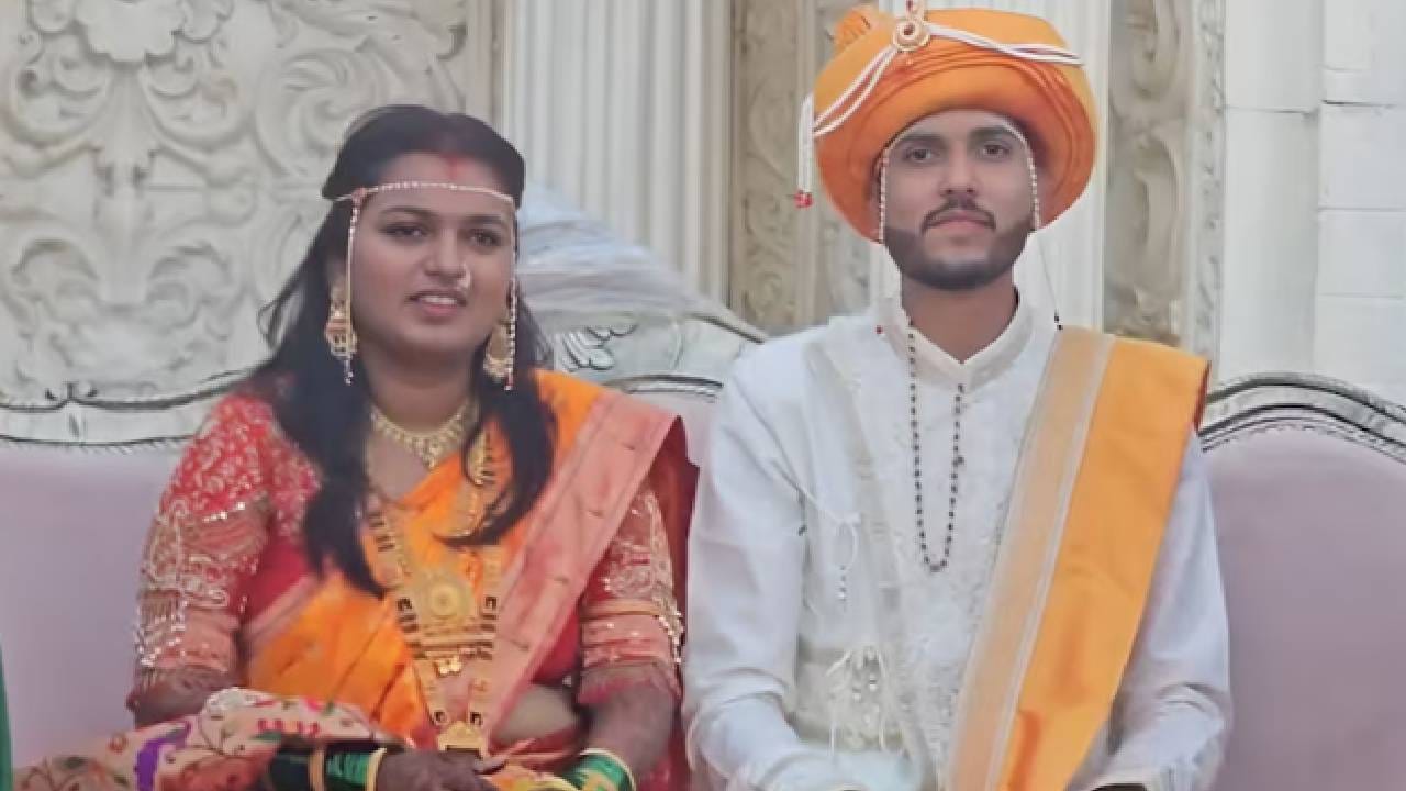 विख्यात कीर्तनकार इंदोरीकर महाराज यांच्या लाडक्या मुलीचं ज्ञानेश्वरीचं लग्न, रविवार 3 मे रोजी थाटामाटात पार पडलं. अहिल्यानगरात  झालेल्या या लग्नाला, मुख्यमंत्री, उपमुख्यमंत्र्यापासून अनेक राजकारण्यांसह लाखो लोकांनी हजेरी लावली. संध्याकाळी लग्नात चमचमीत जेवणाचा बेतही होता. वऱ्हाडींच्या राहण्याची आणि खाण्यापिण्याची चोख व्यवस्था आहे ना, यावर इंदोरीकर महाराजांनी जातीने लक्ष ठेवलं होतं. अनेकांनी लग्नाला उपस्थित राहून वधू-वरांना भावी आयुष्यासाठी आशिर्वाद दिले. ( All Photos : Social Media)
