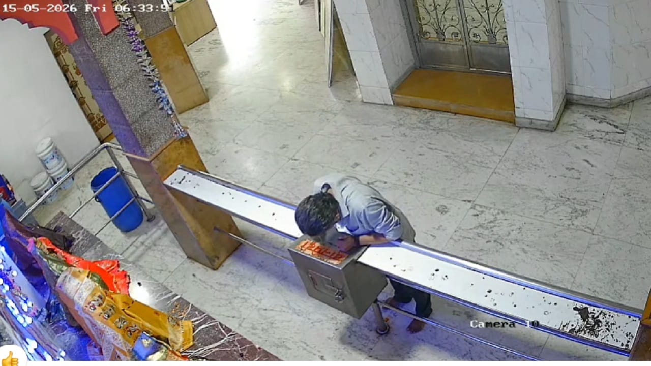 डोंबिवलीच्या एमआयडीसी निवासी भागातील प्रसिद्ध सिद्धिविनायक मंदिरात चोरीचा एक अजब प्रकार समोर आला आहे. एका चोरट्याने चक्क काठीला 'गम' (डिंक) लावून दानपेटीतील पैसे काढण्याचा प्रयत्न केला. सध्या घटनेचा व्हिडीओ आणि काही फोटो व्हायरल होत आहेत.