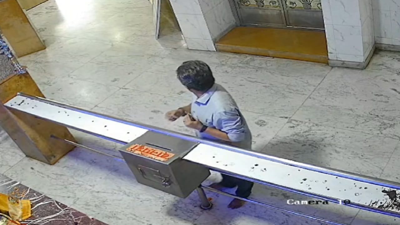 चोरट्याने काठीच्या साहाय्याने दानपेटीतील बरीच रक्कम आधीच बाहेर काढली होती.चोरट्याला पकडल्यानंतर तात्काळ मानपाडा पोलिसांना पाचारण करण्यात आले आणि त्याला पोलिसांच्या स्वाधीन करण्यात आले. मानपाडा पोलीस आता या चोरट्याची सखोल चौकशी करत असून, त्याने यापूर्वीही अशाच प्रकारे चोरी केली आहे का, याचा तपास पोलीस करत आहेत.