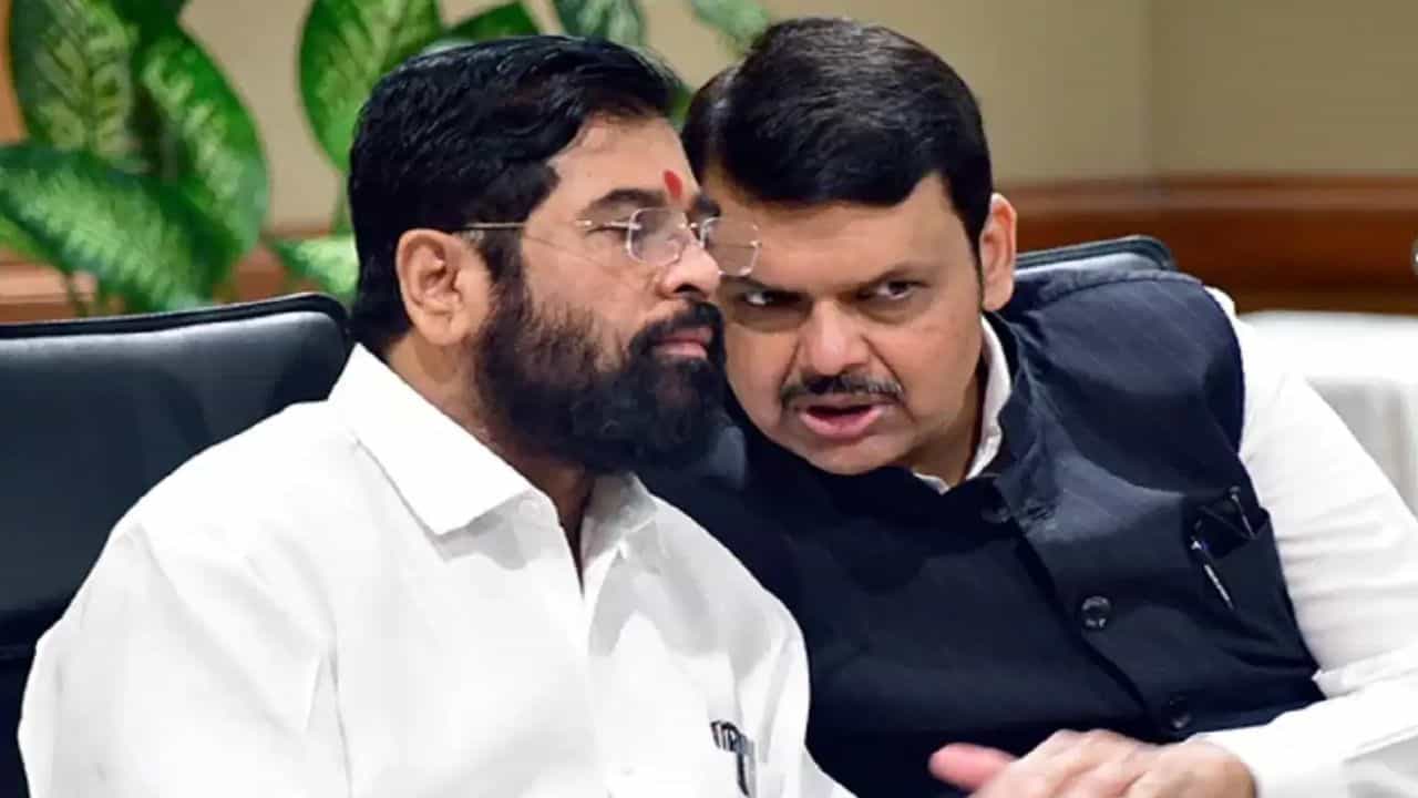 मोठी बातमी! शिवसेनेचा भाजपला पहिला मोठा धक्का, आमदारांच्या बैठकीत मोठा निर्णय, राज्याच्या राजकारणात घडामोडींना वेग