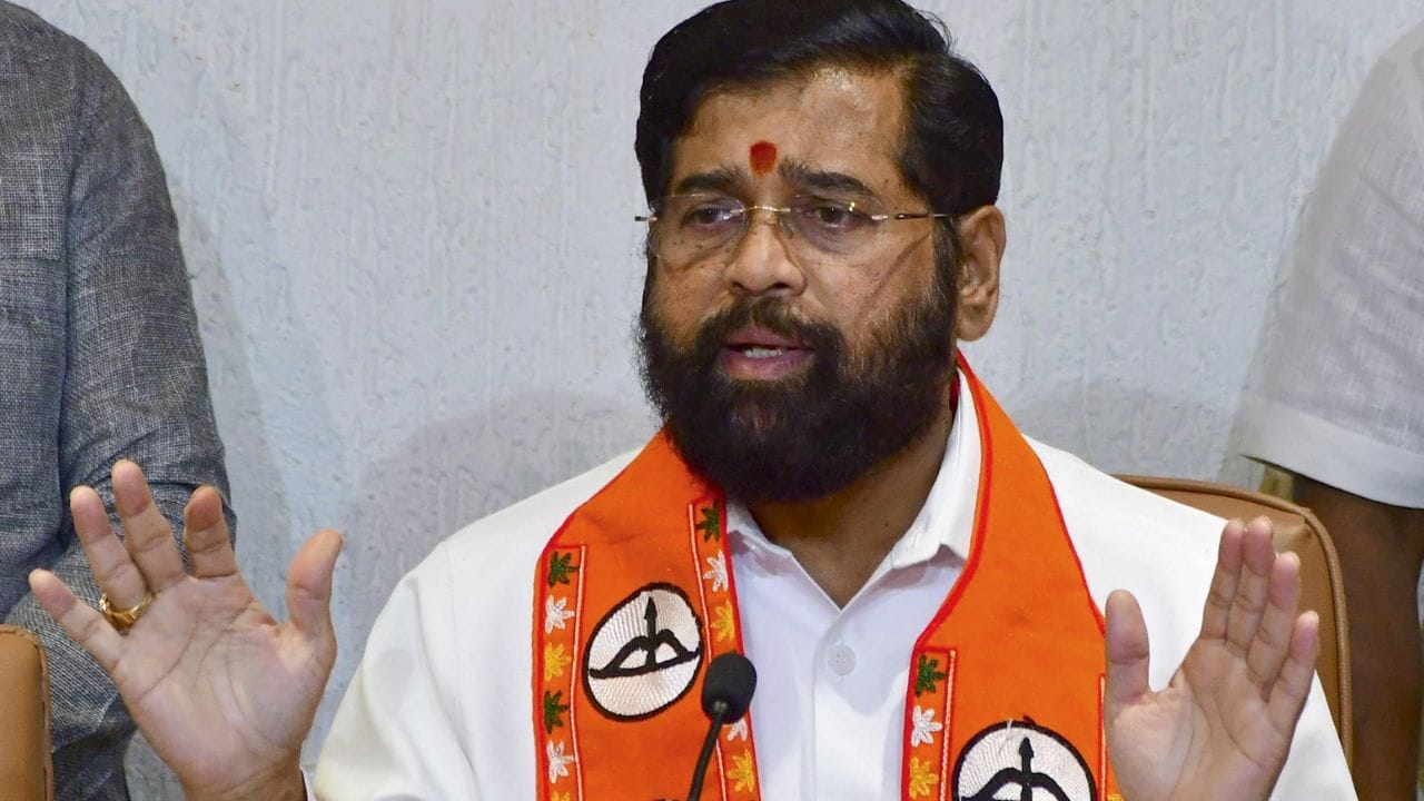 शिवसेना शिंदे गटाला मोठा धक्का, तब्बल इतक्या नगरसेवकांचे पद धोक्यात, थेट कोर्टात..