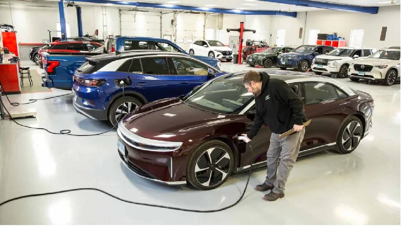 नवीन इलेक्ट्रिक कार खरेदी करताय? 'EV' घेण्यापूर्वी या 5 गोष्टी नक्की तपासा, होईल पैशांची बचत नवीन इलेक्ट्रिक कार खरेदी करताय? 'EV' घेण्यापूर्वी या 5 गोष्टी नक्की तपासा, होईल पैशांची बचत