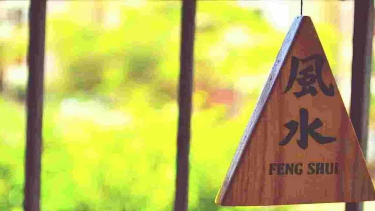 Feng Shui: ऑफिसच्या डेस्कवर लॅपटॉप शेजारी ठेवा ही एक मूर्ती, आयुष्यच बदलून जाईल, प्रमोशन पक्क