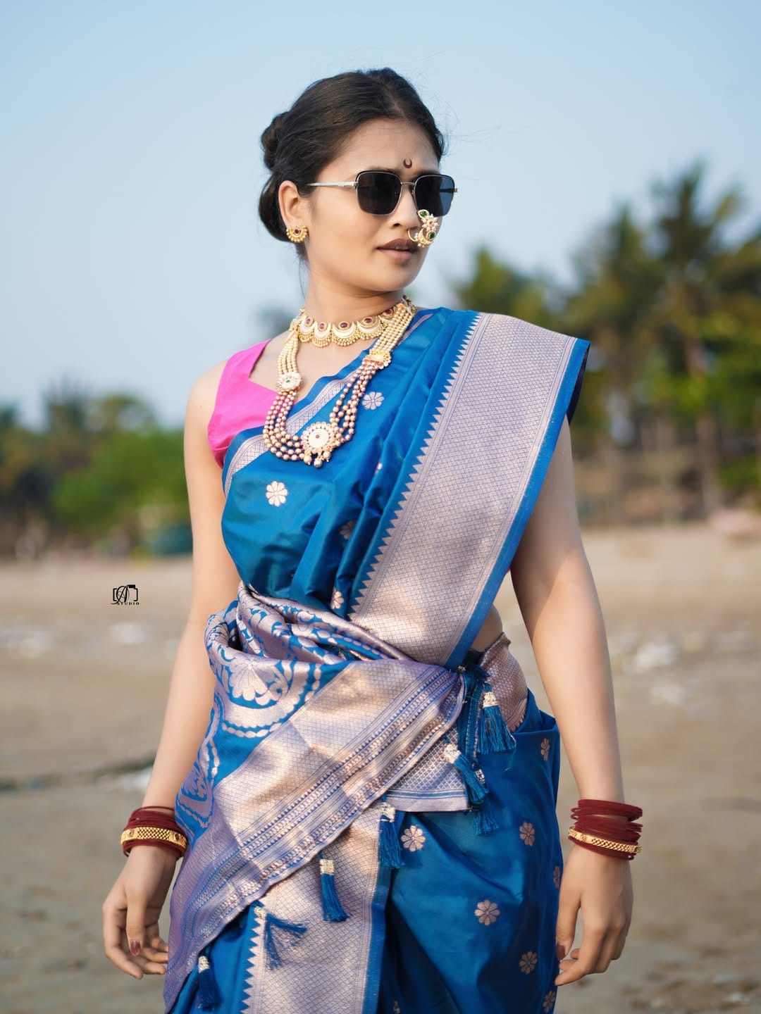 निळ्या रंगाच्या साडीमध्ये तिने पांढऱ्या रंगाचे शूज घातल्याचे दिसत आहे. तिच्या हातात लाल रंगाच्या बांगड्या आहेत. तर डोळ्यांवर काळ्या रंगाचा गॉगल दिसतोय. तिचे हे फोटो सध्या सगळीकडे चर्चेचा विषय ठरले आहे.  (फोटो क्रेडिट- गौतमी पाटीलचे इन्स्टाग्राम खाते.)