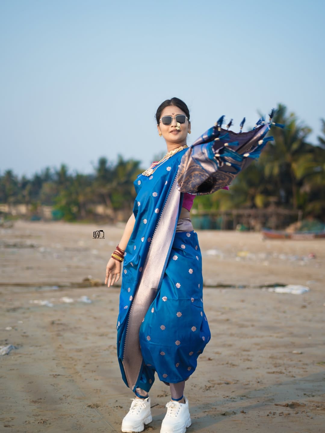 नृत्यांगणा गौतमी पाटील ही नेहमीच चर्चेत असते. सोशल मीडियावर तर तिची चांगलीच क्रेझ पाहायला मिळते. त्याच्या नृत्याचे राज्यातील लाखो चाहते मोठे चाहते आहेत. तिच्या कार्यक्रमांना हजारोंनी गर्दी असते. (फोटो क्रेडिट- गौतमी पाटीलचे इन्स्टाग्राम खाते.)