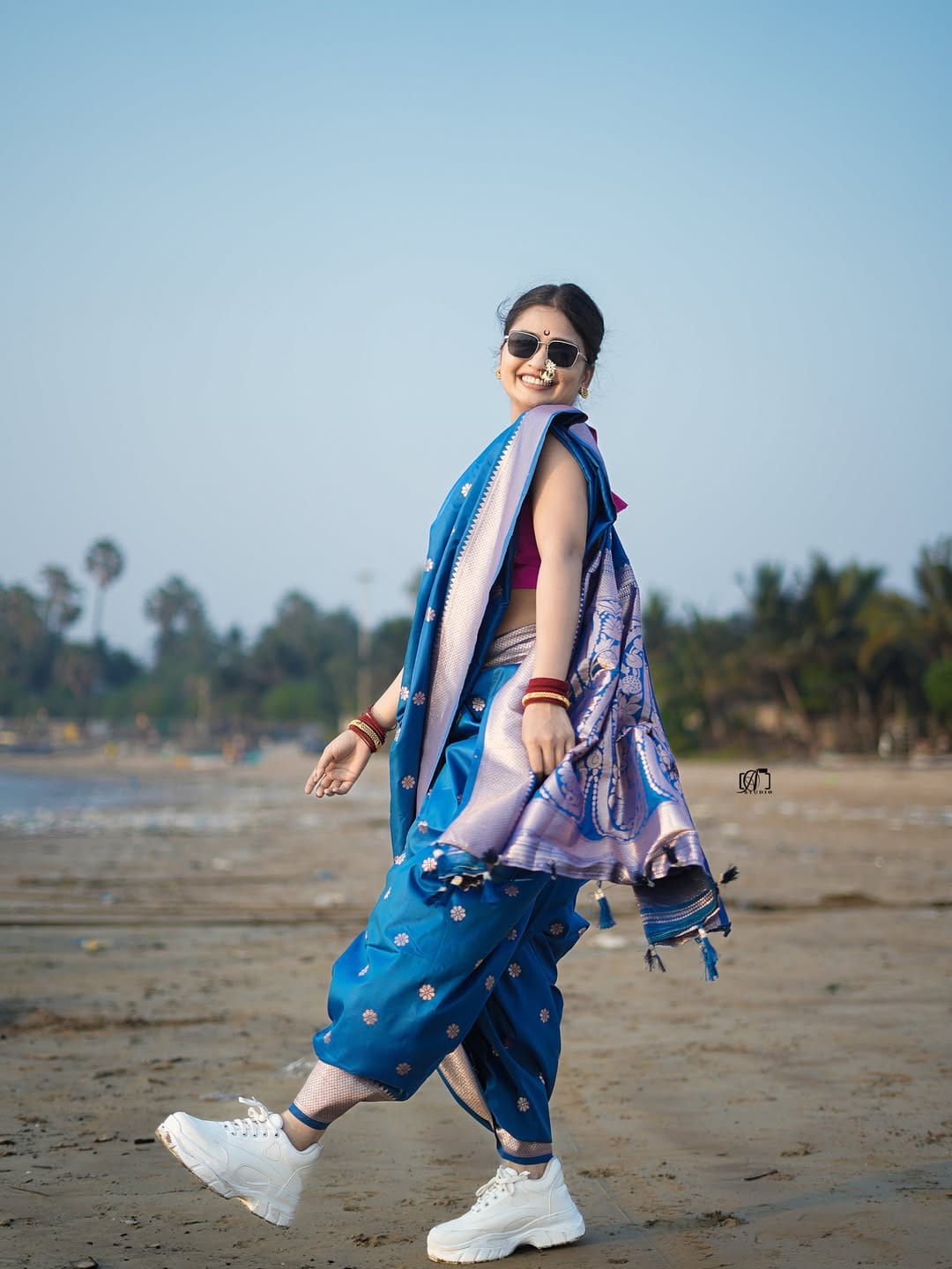 दरम्यान, तिचे ती मोरणी हे गाणे नुकतेच रिलीज झाले आहे. तिच्या या गाण्यालाही चांगला प्रतिसाद मिळत आहे. याच गाण्याच्या शूटिंगदरम्यानचे काही फोटो तिने सोशल मीडियावर पोस्ट केले आहेत. या फोटोंमध्ये तीन निळ्या रंगाच्या साडीत दिसत आहे. (फोटो क्रेडिट- गौतमी पाटीलचे इन्स्टाग्राम खाते.)