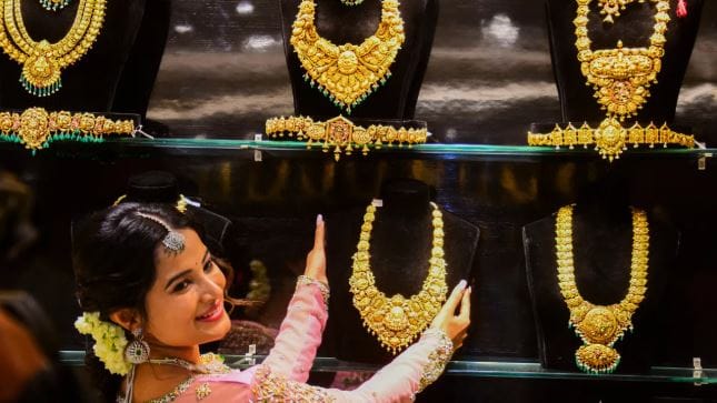 भारतीय कायद्यानुसार घरात सोनं ठेवण्याला काही मर्यादा आहे. या मर्यादेचं उल्लंघन केल्यास कारवाई केली जाते. याआधी आतापर्यंत अनेकदा अशी कारवाई करण्यात आलेली आहे. प्राप्तिकर कायद्यात सोन्याच्या साठवणुकीबाबत स्पष्टपणे नमूद केलेले आहे.