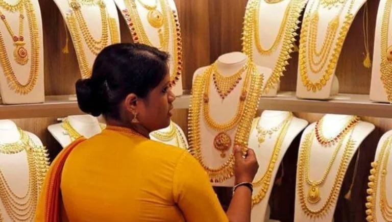 भारतीय कायद्यानुसार तुम्ही कितीही सोन्याची खरेदी करू शकता. परंतु तुम्ही खरेदी केलेले सोने कुठून केलेले आहे हे तुम्हाला सिद्ध करावे लागते. तसेच तुम्ही हे सोने वैध पद्धतीने खरेदी केल्याचा पुरावाही तुम्हाला द्यावा लागतो. 