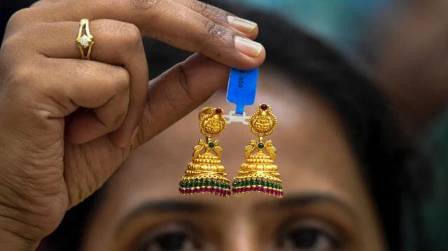 इंडियन बुलियन मार्केटमध्ये सोन्याचा भाव 151140 रुपये प्रति 10 ग्रॅमपर्यंत झाला आहे. म्हणजेच सोन्याच्या भावात एप्रिल महिन्यापासून साधारण 2783 रुपयांनी वाढ झाली आहे. गुरुवारच्या तुलनेत चांदीचाही भाव वाढला आहे. इंडियन बुलियन्स ज्वेलर्स असोशिएशनच्या रिपोर्टनुसार आज 24 कॅरेट सोन्याचा भाव 151140 रुपये प्रति 10 ग्रॅम झाला आहे.  