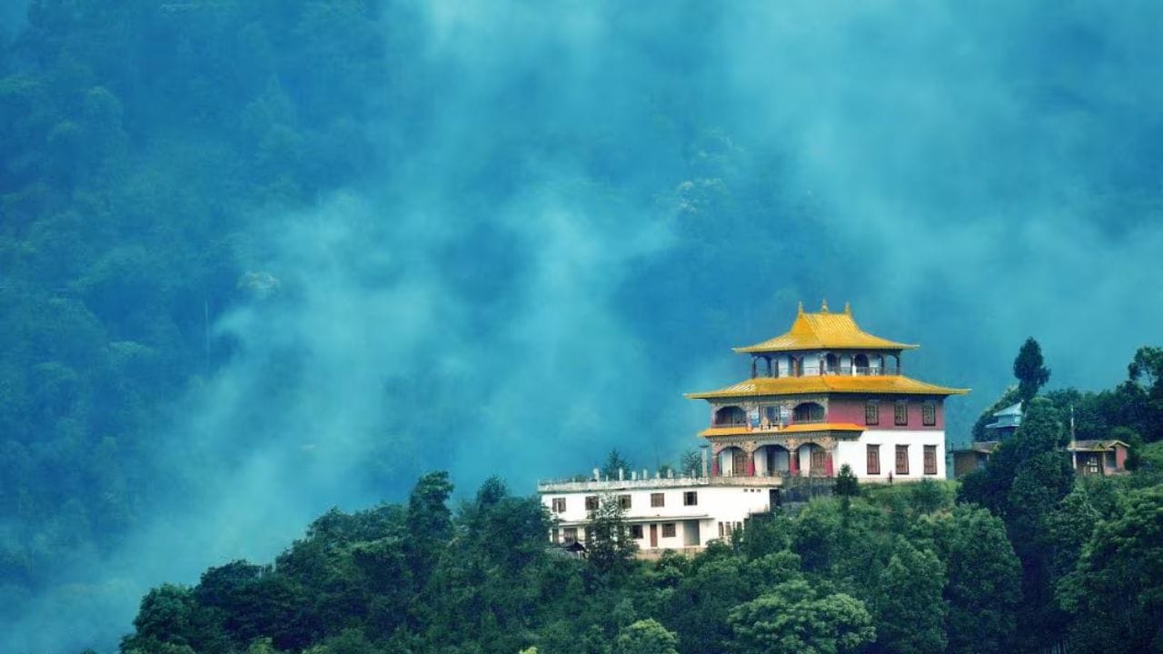 सिक्किमचे गंगटोक - सिक्किम येथील गंगटोक येथील स्वच्छता आणि सुंदर पर्वत तसेच शांत निसर्गासाठी ओळखले जाते. येथील केबल कार राईड, मठ आणि शानदार व्यूह्य मुलांसह मोठ्यांना देखील आवडणारे आहेत.