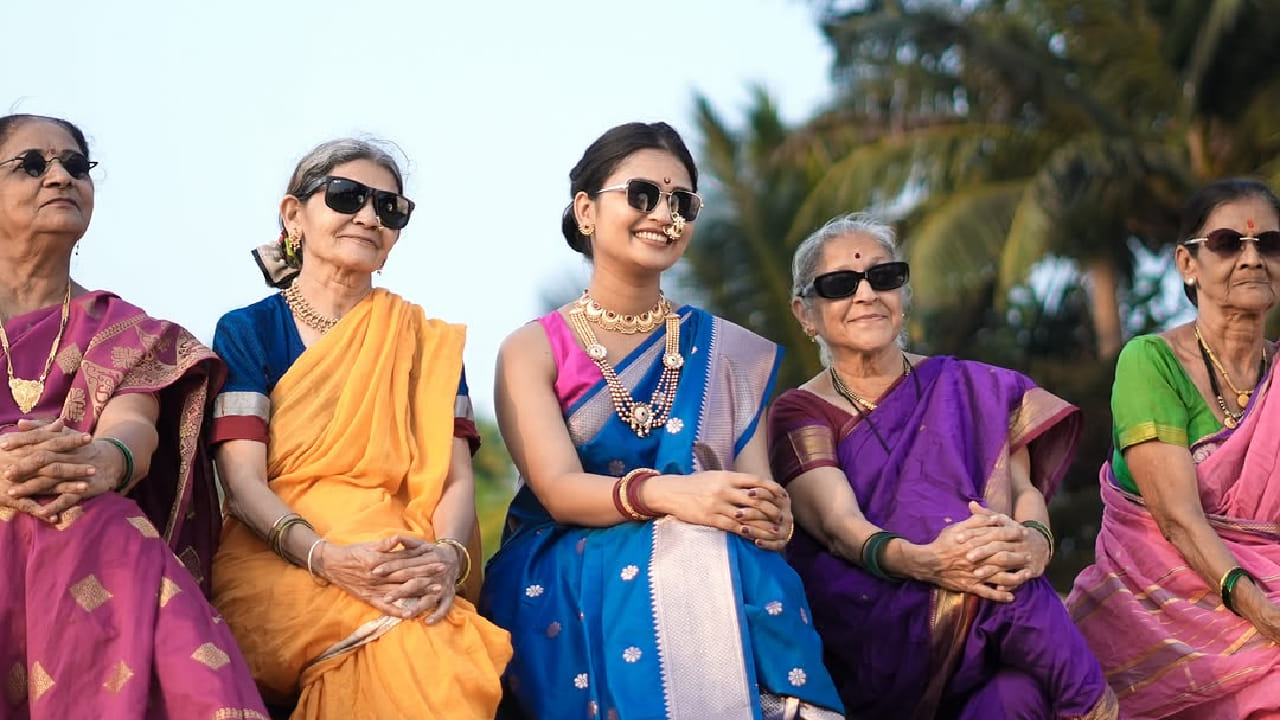 या गाण्याची आणखी एक खास गोष्ट म्हणजे यात काही आज्याही गौतमीसोबत झळकत आहेत. पारंपरिक नऊवारी आणि सहावारी साड्यांमध्ये दिसणाऱ्या या आज्यांनी देखील डोळ्यांवर गॉगल लावत मॉडर्न टच दिला आहे.
