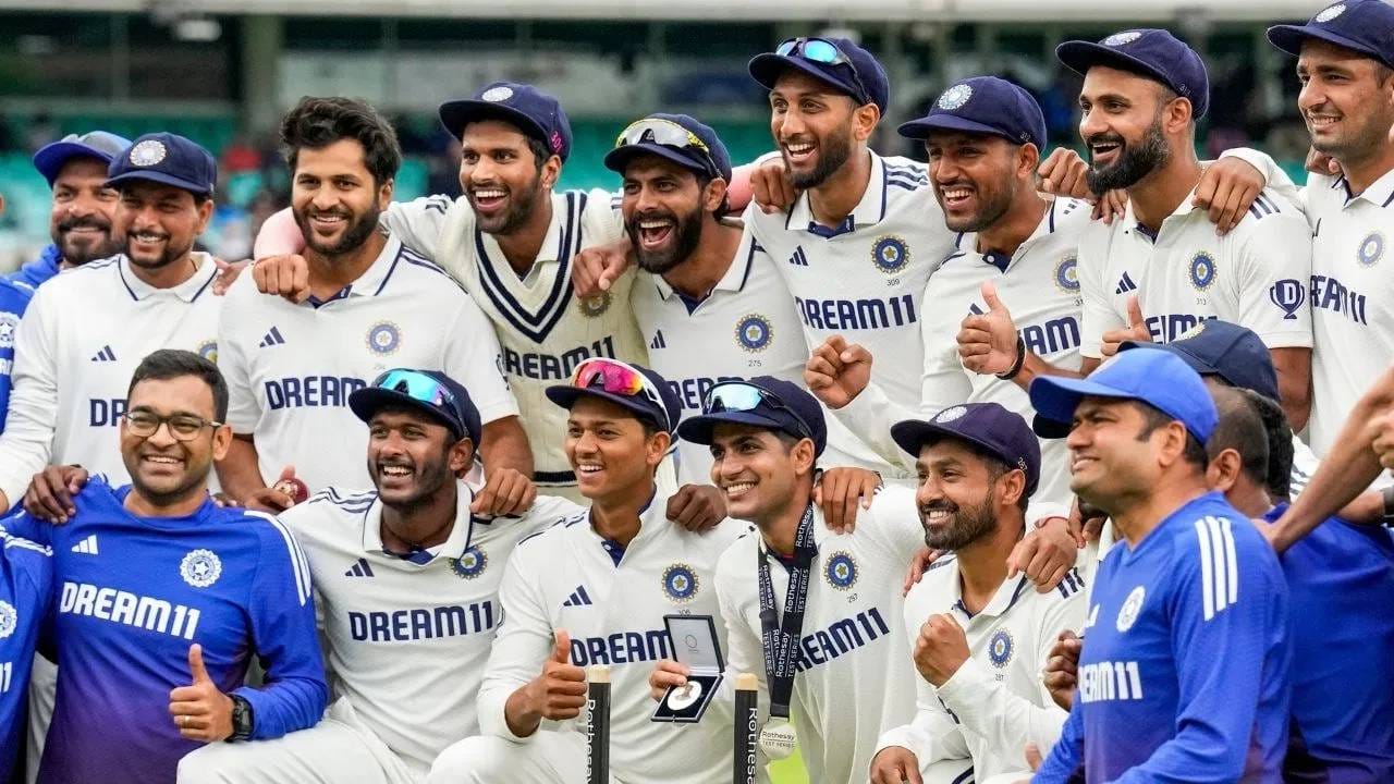 अफगाणिस्तानविरुद्ध भारतीय 1 कसोटी आणि तीन सामन्यांची वनडे मालिका खेळणार आहे. शुबमन गिलच्या नेतृत्वात दोन्ही संघांची घोषणा केली आहे. या दोन्ही संघात काही नवीन चेहऱ्यांना संधी देण्यात आली आहे. पण कसोटी आणि वनडे संघावर कर्णधार शुबमन गिलची छाप स्पष्टपणे दिसत आहे. (Photo: PTI)