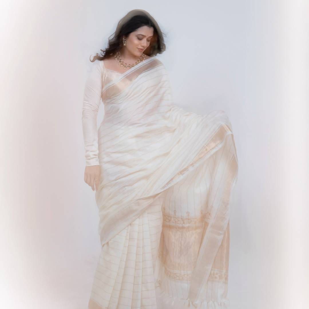 साडी आणि साधा मेकअप, त्यावर साजेसे दागिने असा गिरीजाचा लूक आहे. अत्यंत साध्या लूकमध्येही ती खूप आकर्षक दिसत आहे. निळ्या साडीतील फोटो व्हायरल झाल्यापासून गिरीजाला चाहते 'नॅशनल क्रश' असंच म्हणत आहेत. तिच्या या फोटोंवर लाइक्स आणि कमेंट्सचा वर्षाव होत आहे. 
