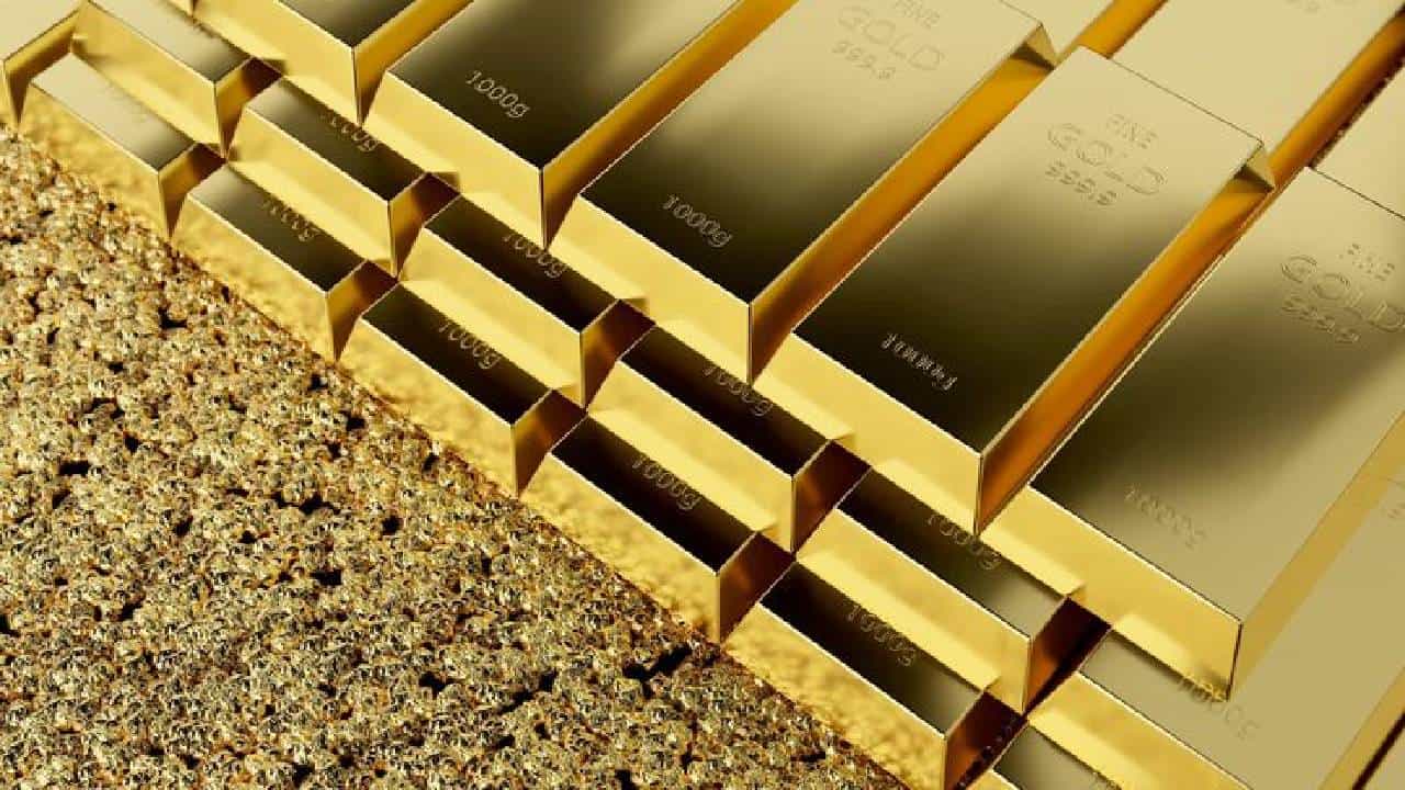 अमेरिका आणि इराण या शक्तीशाली देशांमध्ये युद्ध सुरु झाल्यापासून त्याचा परिणाम अनेक गोष्टींवर झाल्याचा पाहायला मिळले. सोने आणि चांदीचे दर तर आकाशाला स्पर्श करताना दिसले. तसेच पंतप्रधान नरेंद्र मोदी यांनी देशवासीयांना पुढील वर्षभर सोने खरेदी करु नका असे आवाहन केले आहे. असे असतानाच आता सोन्याचे भाव चांगलेच घरसले आहेत.