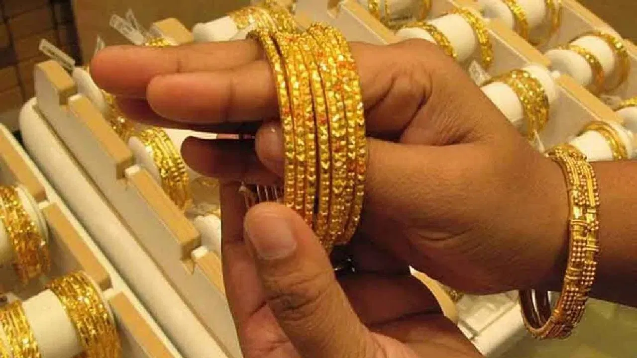 सुवर्ण बाजाराला मोठा झटका... चार दिवसात जे काही घडलं त्याने व्यापाऱ्यांचं वाढलं टेन्शन; सोने खरेदी तब्बल... सुवर्ण बाजाराला मोठा झटका... चार दिवसात जे काही घडलं त्याने व्यापाऱ्यांचं वाढलं टेन्शन; सोने खरेदी तब्बल...