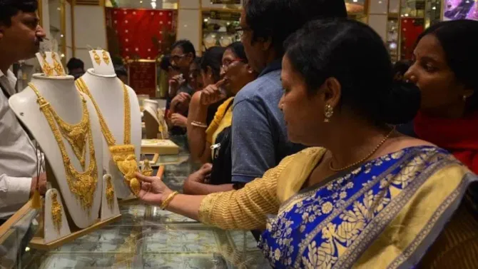 Todays Gold Rate: सर्वसामान्यांना खरेदी करणे कठीण! आज १० ग्रॅमसाठी...