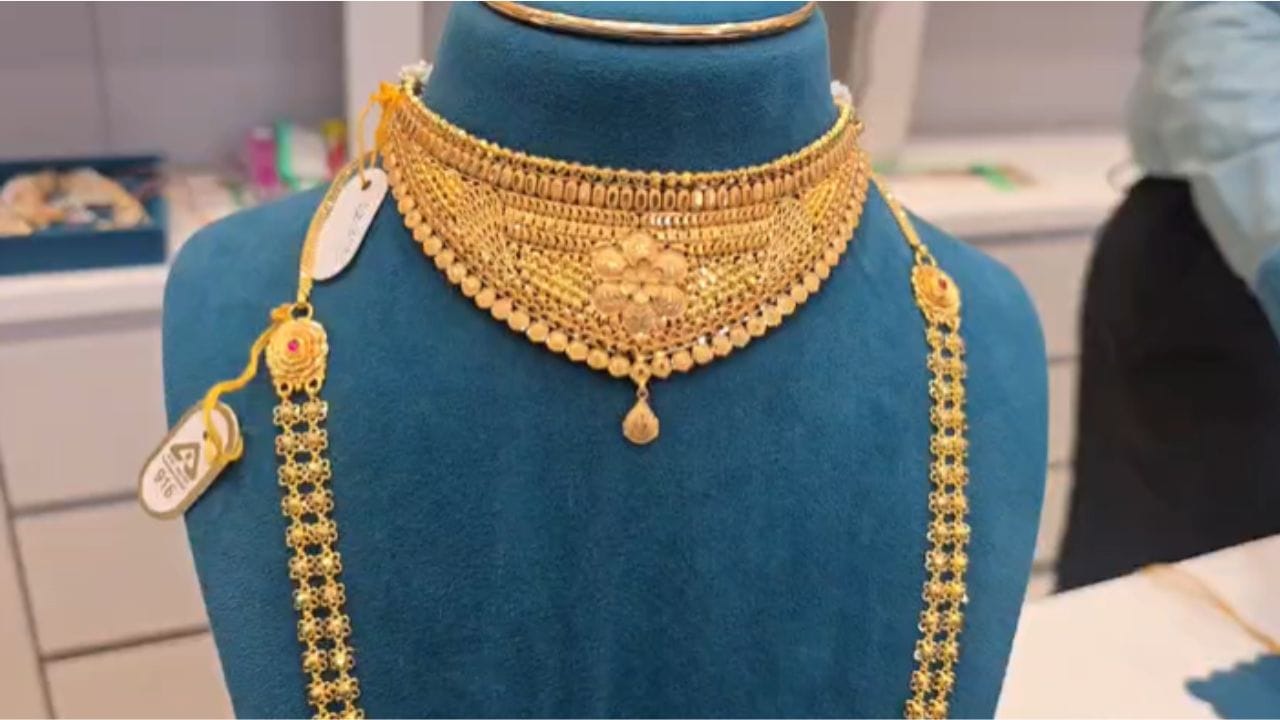 Gold Rate Today : उच्चांकापेक्षा सोने स्वस्त, सोने आणि चांदीच्या भावात मोठे बदल, तब्बल.. Gold Rate Today : उच्चांकापेक्षा सोने स्वस्त, सोने आणि चांदीच्या भावात मोठे बदल, तब्बल..