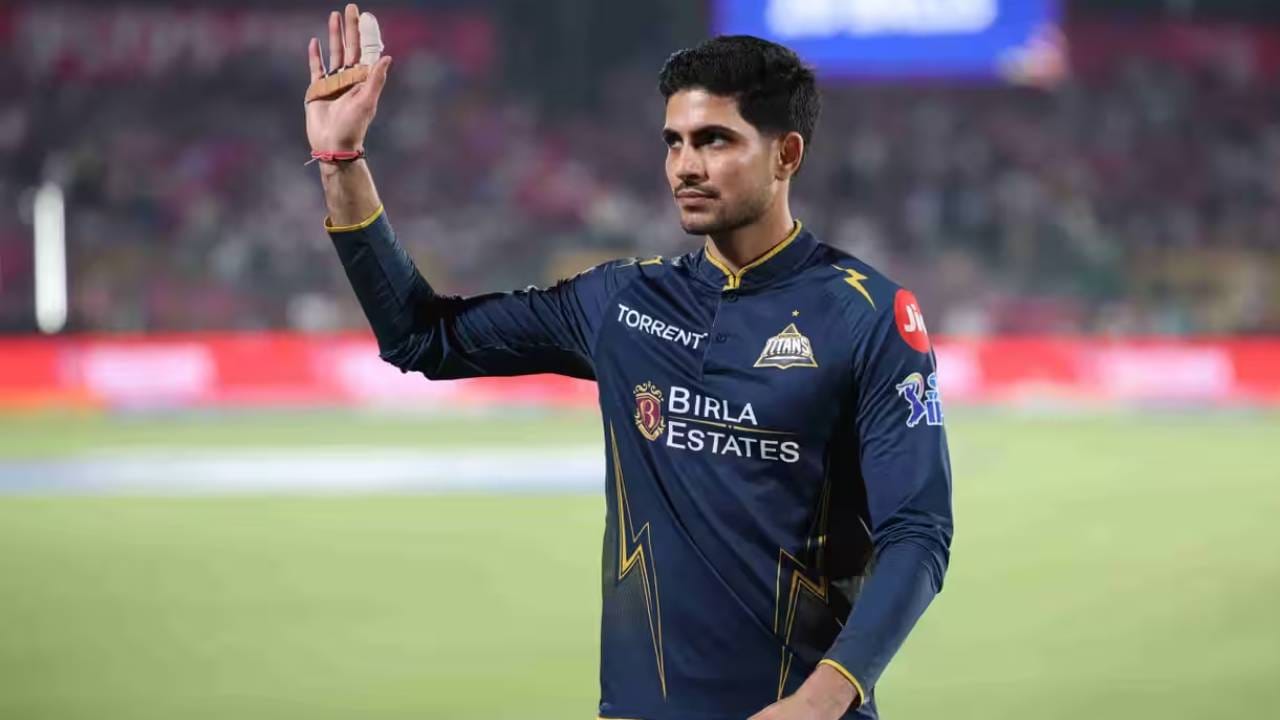 गुजरात टायटन्सने या हंगामात आठ सामने जिंकले असून, सात गोलंदाजांना सामनावीर म्हणून गौरविण्यात आले आहे, तर  एका फलंदाजाला हा पुरस्कार मिळाला आहे. फलंदाजांमध्ये सामनावीराचा पुरस्कार कर्णधार शुबमन गिलला मिळाला आहे.  त्याने केकेआरविरुद्ध 86 धावा करून विजयात योगदान दिलं होतं. (Photo: IPL/BCCI)
