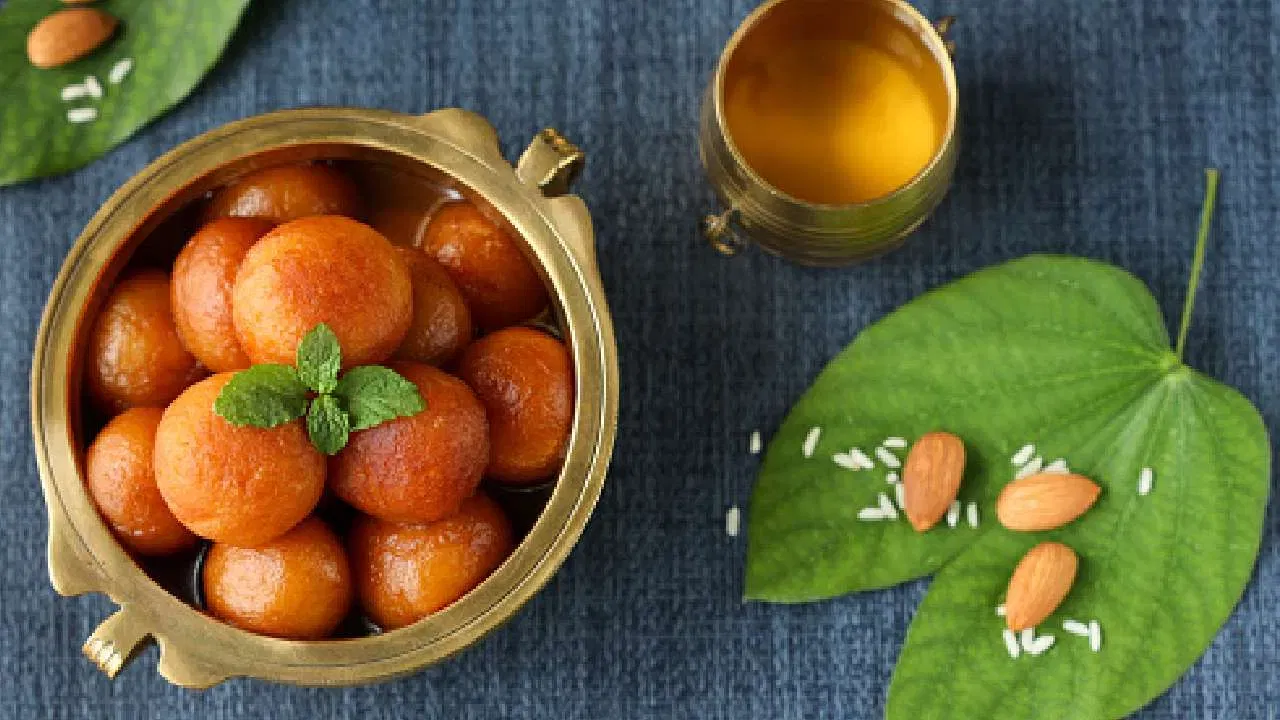 भारतातही गुलाब जामुन मोठ्या प्रमाणात खाल्ले जाते. लग्नसमारंभ, सण आणि इतर खास कार्यक्रमांमध्ये ही मिठाई आवर्जून ठेवली जाते. अनेक राज्यांमध्ये ती लोकांची पहिली पसंती आहे.