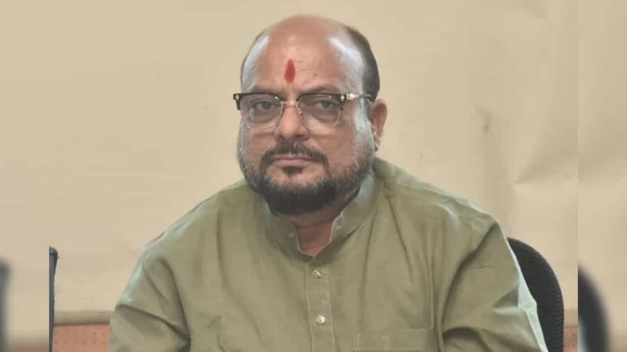 काही तरी घडतंय… एकनाथ शिंदे दिल्लीला जाताच गुलाबराव पाटील तातडीने मुंबईला रवाना, जळगावचा महत्त्वाचा कार्यक्रम मध्येच सोडला