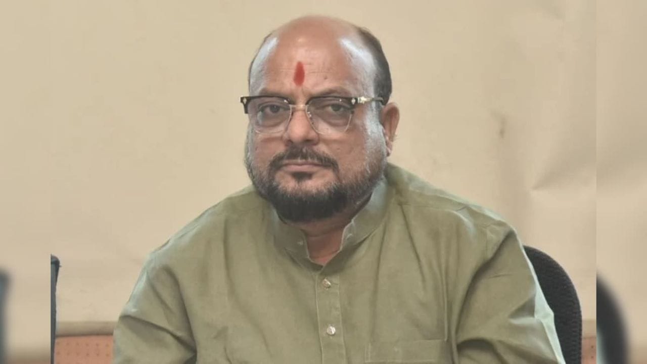 काही तरी घडतंय… एकनाथ शिंदे दिल्लीला जाताच गुलाबराव पाटील तातडीने मुंबईला रवाना, जळगावचा महत्त्वाचा कार्यक्रम मध्येच सोडला काही तरी घडतंय… एकनाथ शिंदे दिल्लीला जाताच गुलाबराव पाटील तातडीने मुंबईला रवाना, जळगावचा महत्त्वाचा कार्यक्रम मध्येच सोडला
