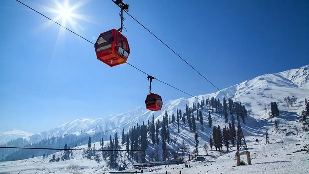 कश्मीरचे गुलमर्ग - जर तुम्ही उन्हाळ्यात बर्फाचा आनंद घ्यायचा असेल तर कश्मीरचे गुलमर्ग चांगली जागा आहे. येथील गोंडोला राईड, पांढऱ्या बर्फाने झाकलेले डोंगर आणि सुंदर निसर्ग अबाल वृद्धांना आकर्षित करतो.