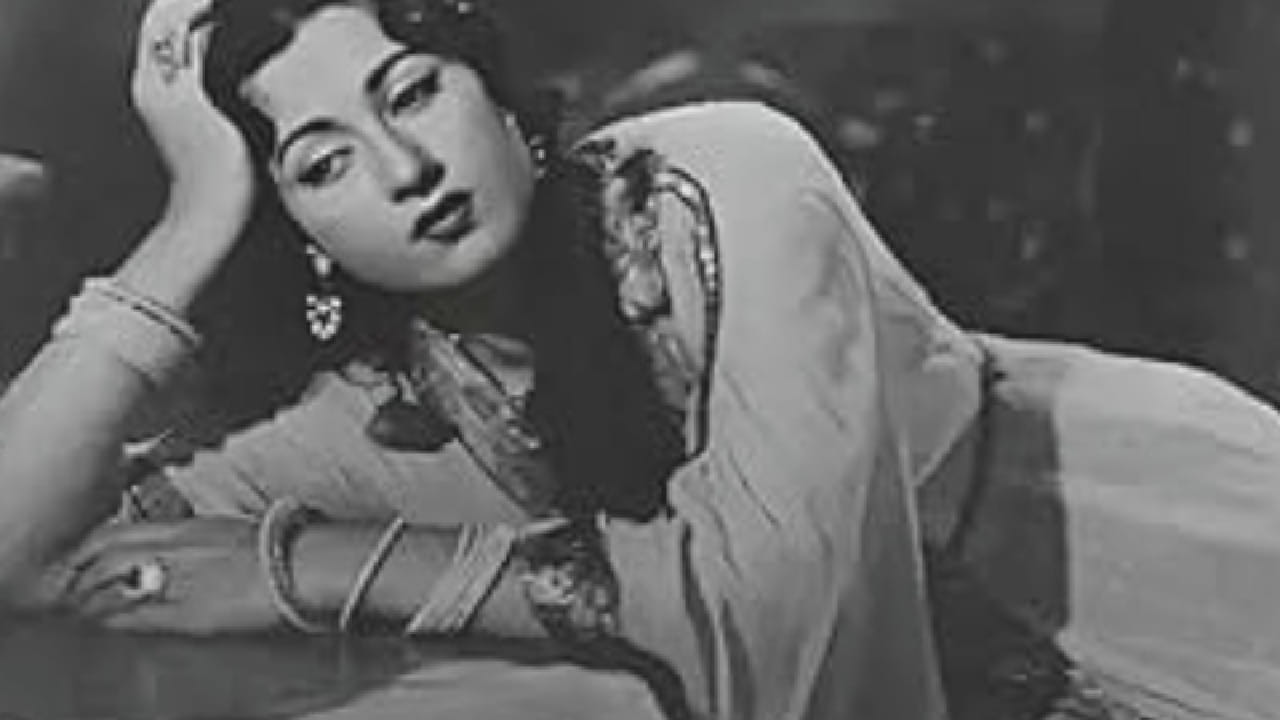 या चित्रपटात मुख्य भूमिकेत दिग्गज अभिनेत्री मधुबाला झळकल्या होत्या. त्या वेळी त्यांचे वय अवघे 16 वर्षे होते. आपल्या सौंदर्याने, निरागसतेने आणि मोहक अभिनयाने मधुबालाने त्या काळात प्रेक्षकांची मने जिंकली होती.