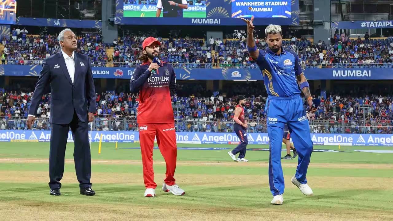 आयपीएल 2026 स्पर्धेत मुंबई इंडियन्सची प्लेऑफची वाट बिकट आहे. खरं पाहिलं तर स्पर्धेतील आव्हान संपुष्टात आलं आहे. असं असताना मुंबई इंडियन्सला प्रत्येक सामना अस्तित्वासाठी खेळायचा आहे. या स्पर्धेत मुंबई इंडियन्स दुसऱ्यांदा आरसीबीशी लढत देणार आहे. या सामन्यापूर्वी कर्णधार हार्दिक पांड्या आणि सूर्यकुमार यादवबाबत मोठी बातमी समोर आली आहे. (Photo: BCCI/IPL)