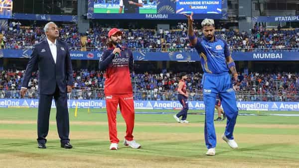 आयपीएल 2026 स्पर्धेत मुंबई इंडियन्सची प्लेऑफची वाट बिकट आहे. खरं पाहिलं तर स्पर्धेतील आव्हान संपुष्टात आलं आहे. असं असताना मुंबई इंडियन्सला प्रत्येक सामना अस्तित्वासाठी खेळायचा आहे. या स्पर्धेत मुंबई इंडियन्स दुसऱ्यांदा आरसीबीशी लढत देणार आहे. या सामन्यापूर्वी कर्णधार हार्दिक पांड्या आणि सूर्यकुमार यादवबाबत मोठी बातमी समोर आली आहे. (Photo: BCCI/IPL)