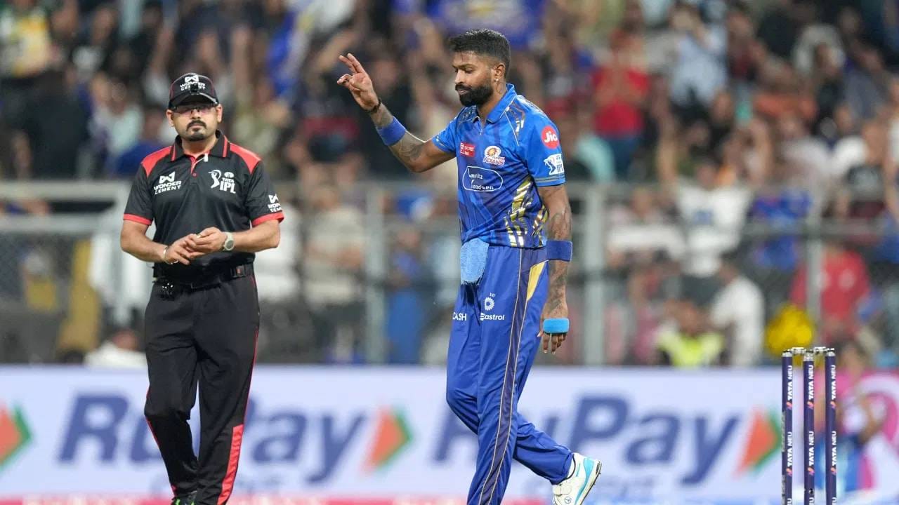 पाच वेळचे चॅम्पियन मुंबई इंडियन्सची या पर्वात कामगिरी चांगली नाही. लखनौनंतर स्पर्धेतून बाद होणारा दुसरा संघ आहे. दिग्गज खेळाडू असूनही अशी स्थिती झाल्याने या फ्रेंचायझीवर टीका होत आहे. त्यामुळे हार्दिक मुंबई संघ सोडून जाऊ शकतो अशा अफवा पसरल्या आहेत. 2027 मध्ये मुंबई इंडियन्स हार्दिकऐवजी दुसऱ्या कोणालातरी कर्णधार म्हणून नियुक्त करण्याची शक्यता आहे.