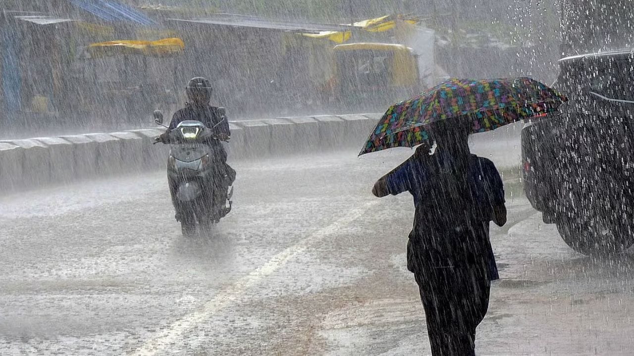 सोसाट्याचा वारा, तुफान वादळ, घराचे पत्रे कागदासारखे उडाले; या जिल्ह्यांना पावसाने झोडपलं